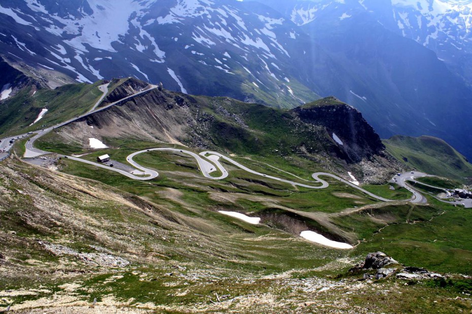 Grossglockner_Hochalpenstrasse_je_dlouha_48_km_Ferleiten_-_Heiligenblut_,_najdeme_na_ni_26_cislovanych_zatacek_a_prekonava_1748_metru_prevyseni._