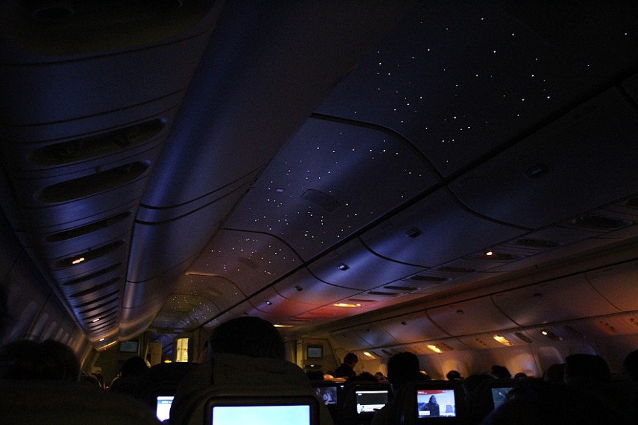Strop v letadle imituje hvězdnou oblohu