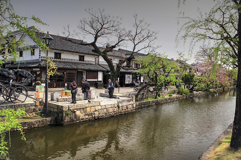 Malebná čtvrť Bikan s vodním kanálem lemovaným vrbami a bývalými bílými sýpkami, Kurašiki