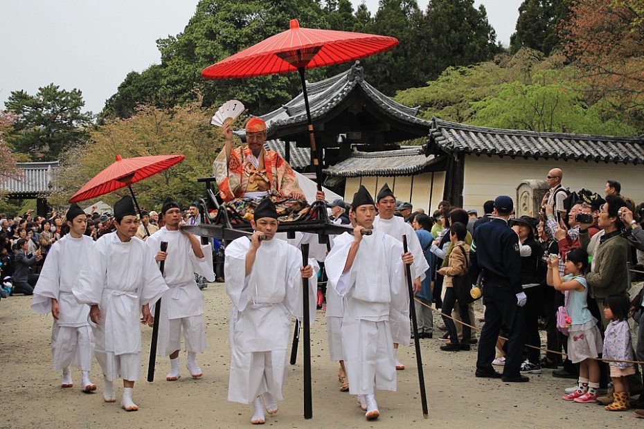 Tojotomi Hidejoši na nosítkách se svojí družinou prochází k budově hale Kondó