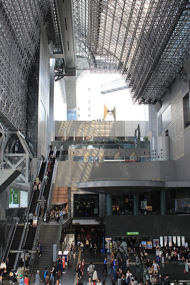 Obrovská budova Kjótského nádraží