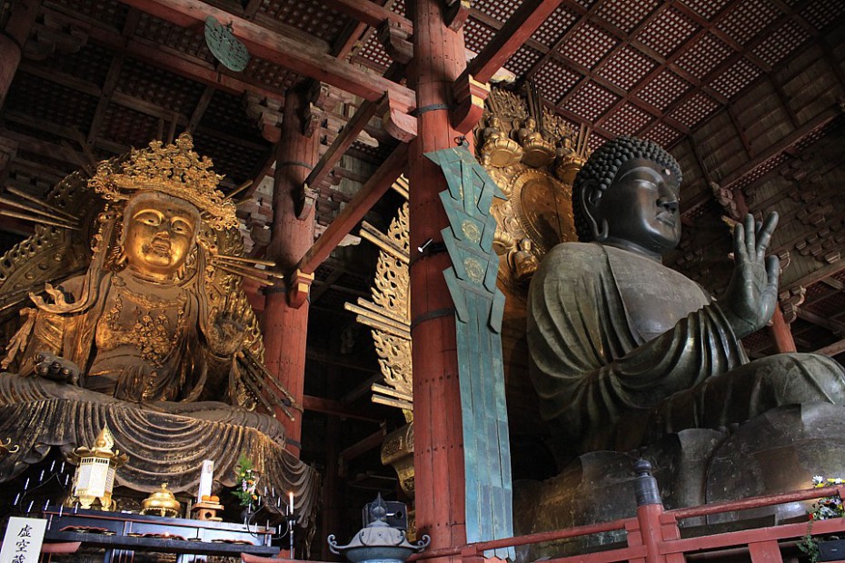 Vpravo je kolosální 16metrový bronzový Daibutsu - největší na světě