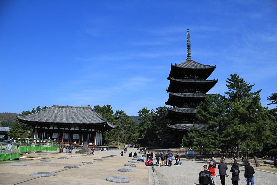 Areál chrámu Kófukudži – vpravo 2. nejvyšší pagoda v Japonsku