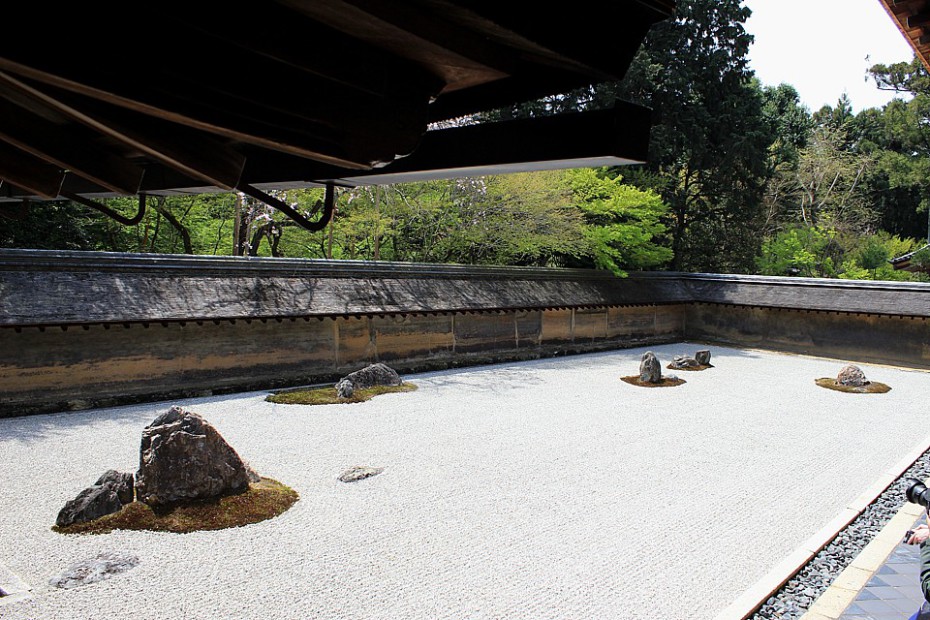 Kamenná zahrada ve stylu kare-sansui v chrámu Rjóandži