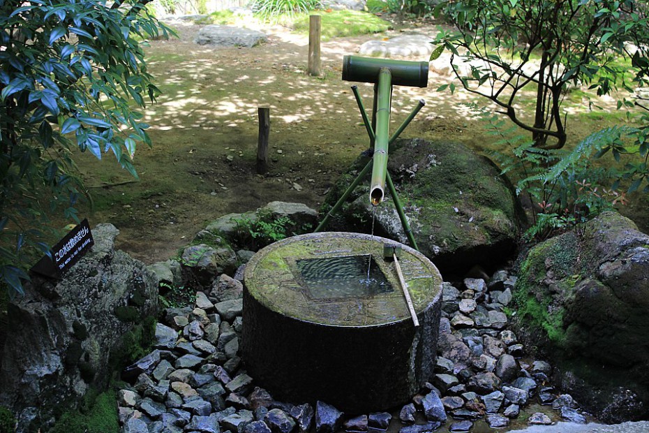 Nádržka na vodu tsukubai, která v sobě nese moudrost zenového buddhismu