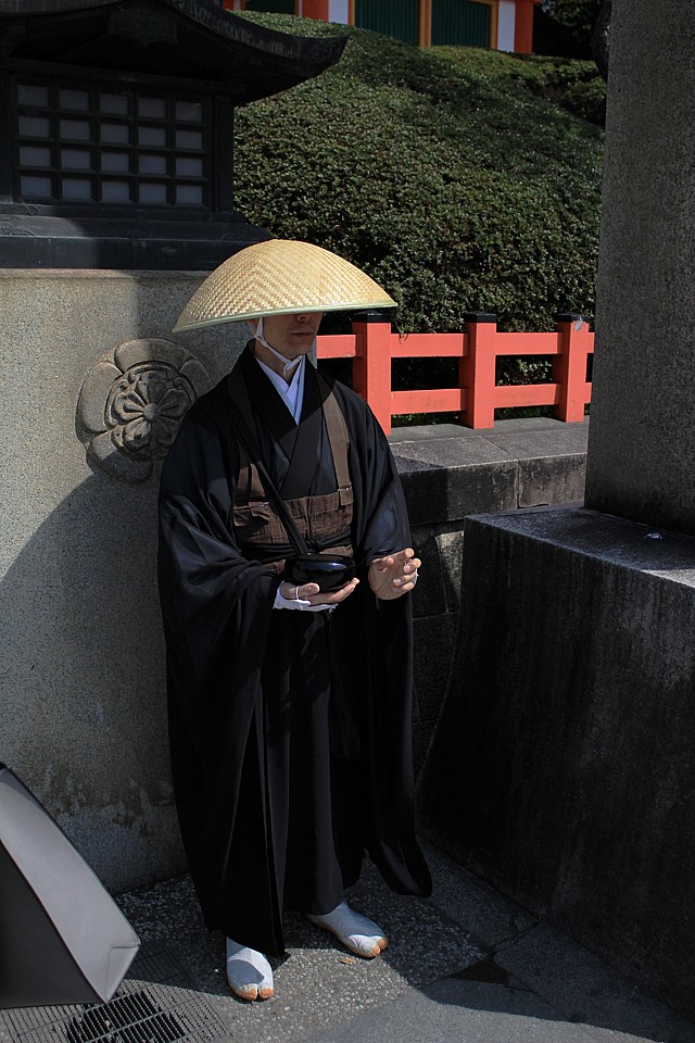 Žebravý mnich před svatyní