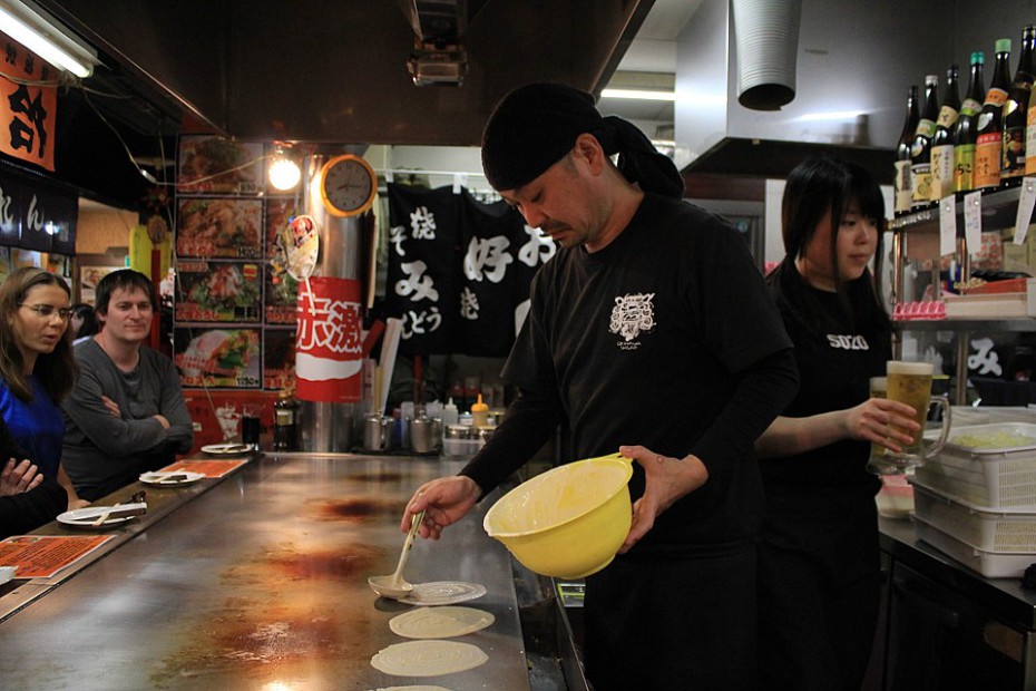 Kuchař v izakaje připravující okonomijaki