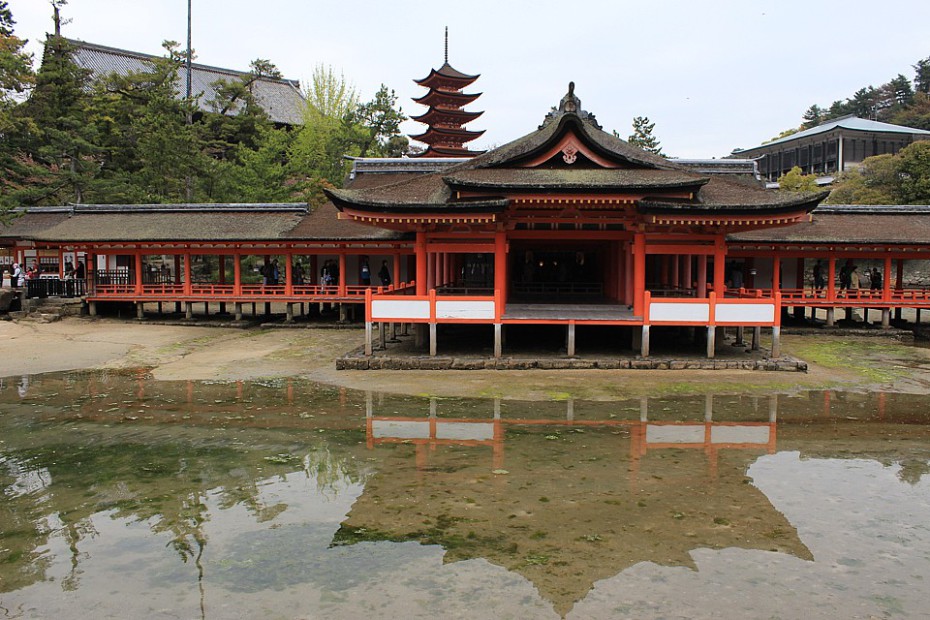 Svatyně Itsukušima s chrámem Tisíce rohoží tatami a pětipatrovou pagodou v pozadí