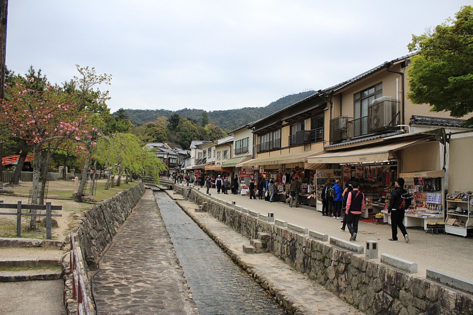 Malý vodní kanál procházející městečkem na Mijadžimě