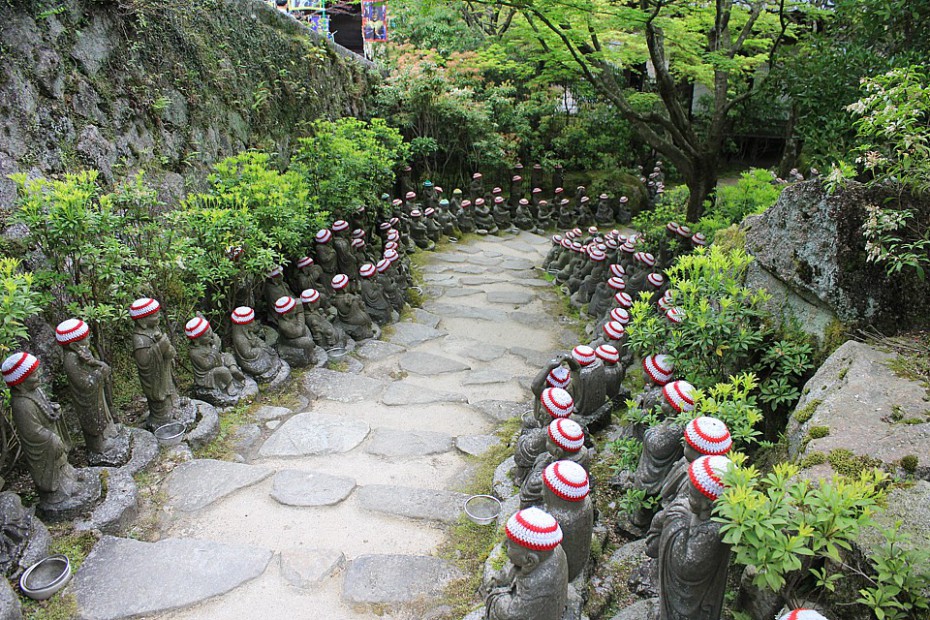 500 sošek rakan s háčkovanými čepičkami na hlavě pod klášterem Daišóin