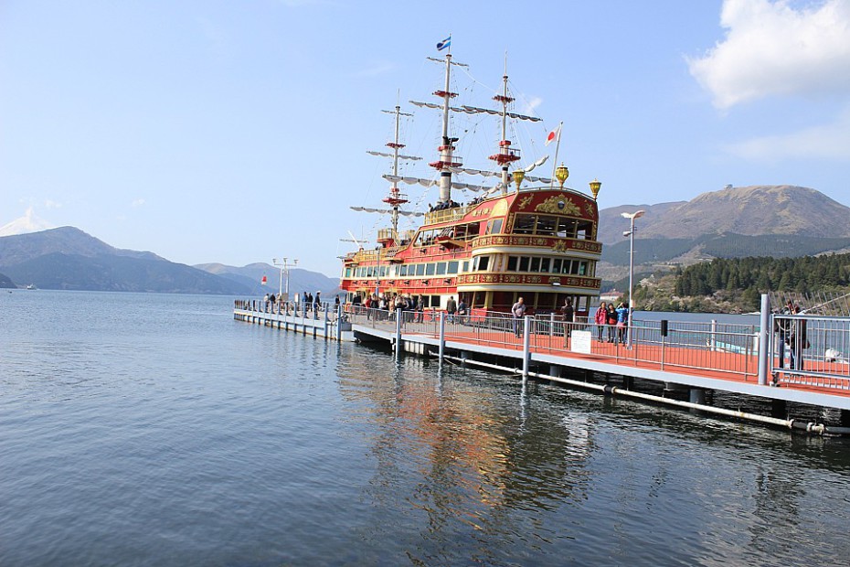 Červená vyhlídková loď na jezeře Aši