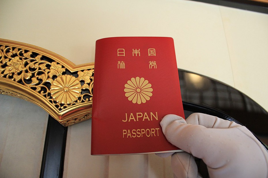 Ostraha ukazuje symbol japonského císařství na japonském pasu