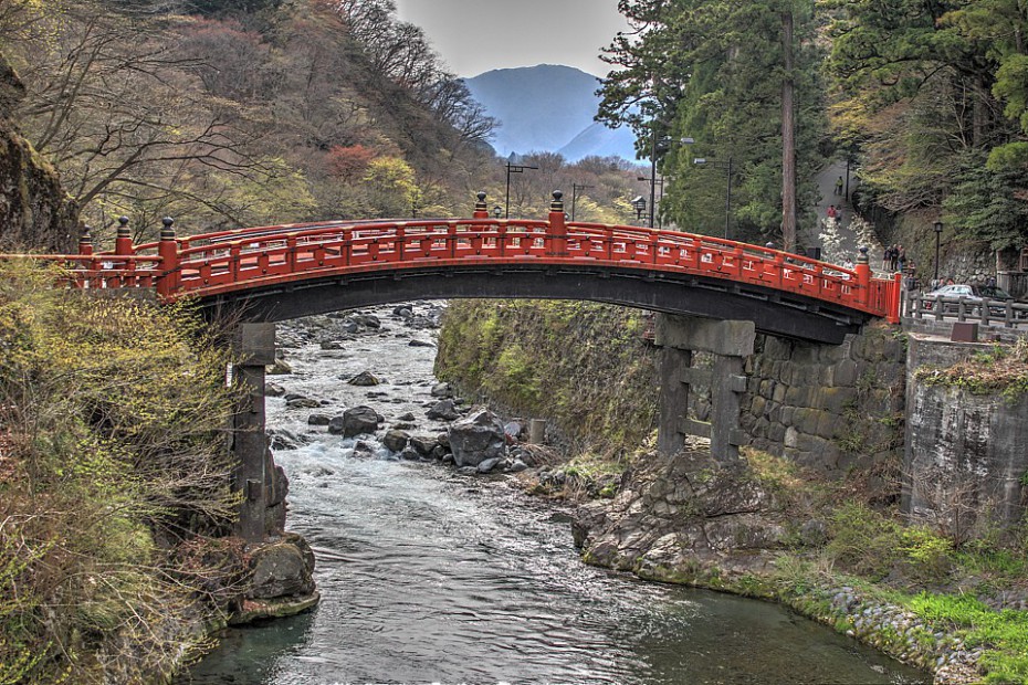 Ve skutečnosti očklivý most Šinkjó klenoucí se přes řeku Daija. Upraveno