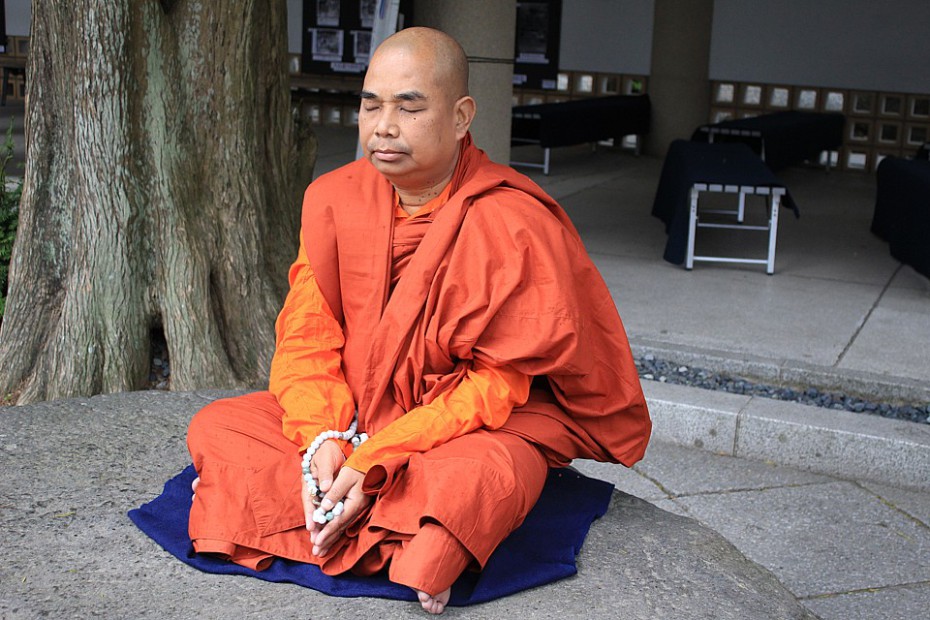 Meditující buddhistický mnich u Velkého Buddhy