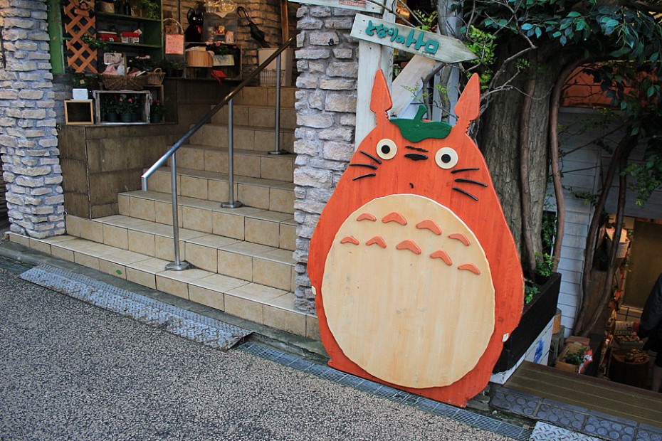 Hlavní hrdina Mijazakiho filmu Totoro před obchůdkem v Kamakuře