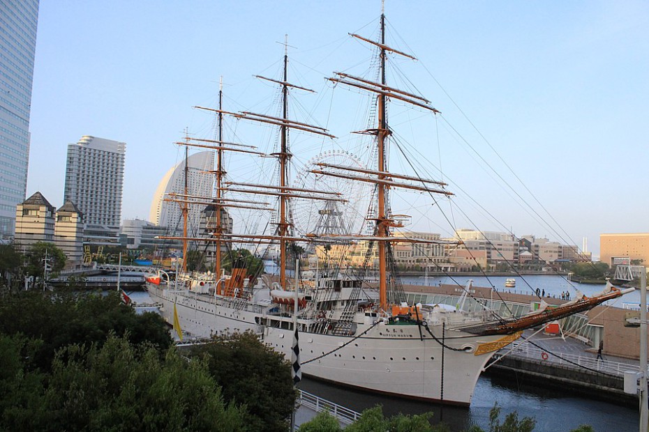 Obrovská fregata Nippon maru kotvící pod Landmark Tower