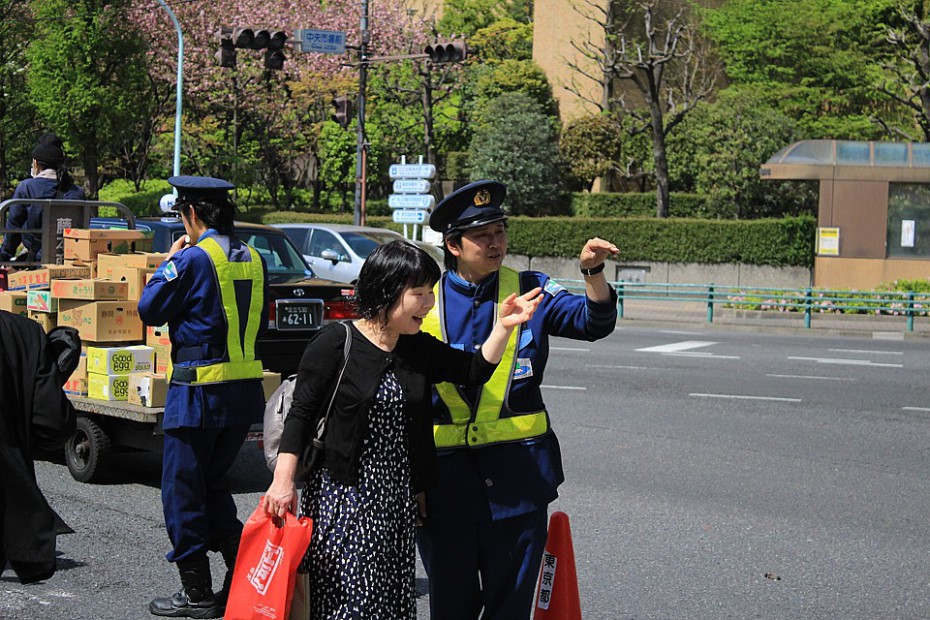 Znovu dopravní policie řídí dopravu u trhu, i když tam jsou semafory