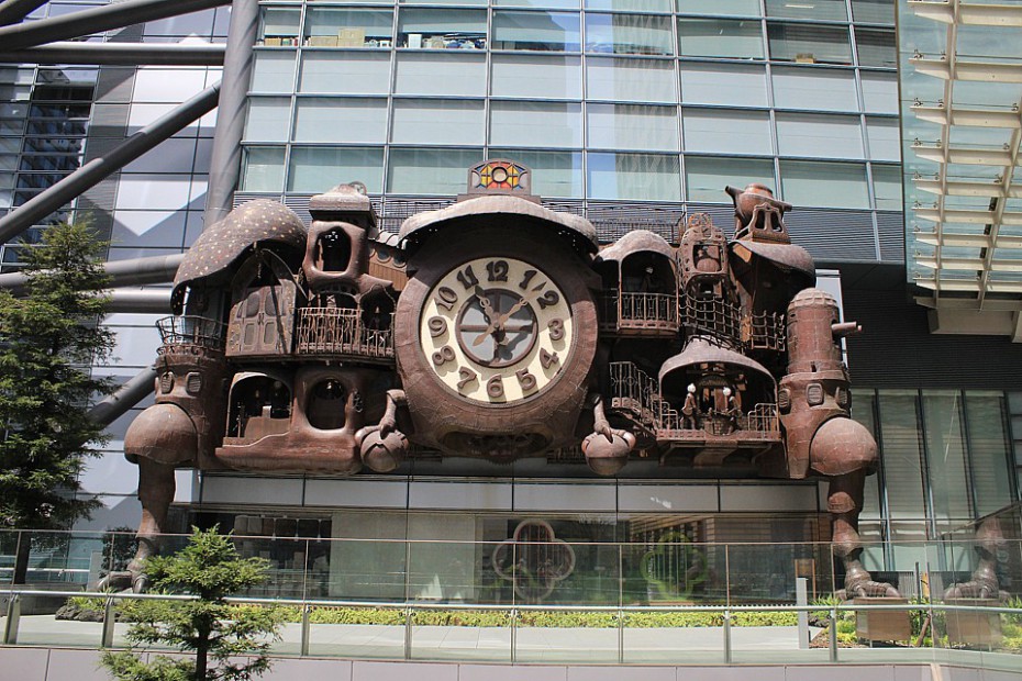 Mijazakiho orloj kousek od Caretta Shiodome Building