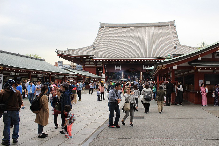 Stánky se suvenýry a Hlavní síň chrámu Sensódži v Asakuse