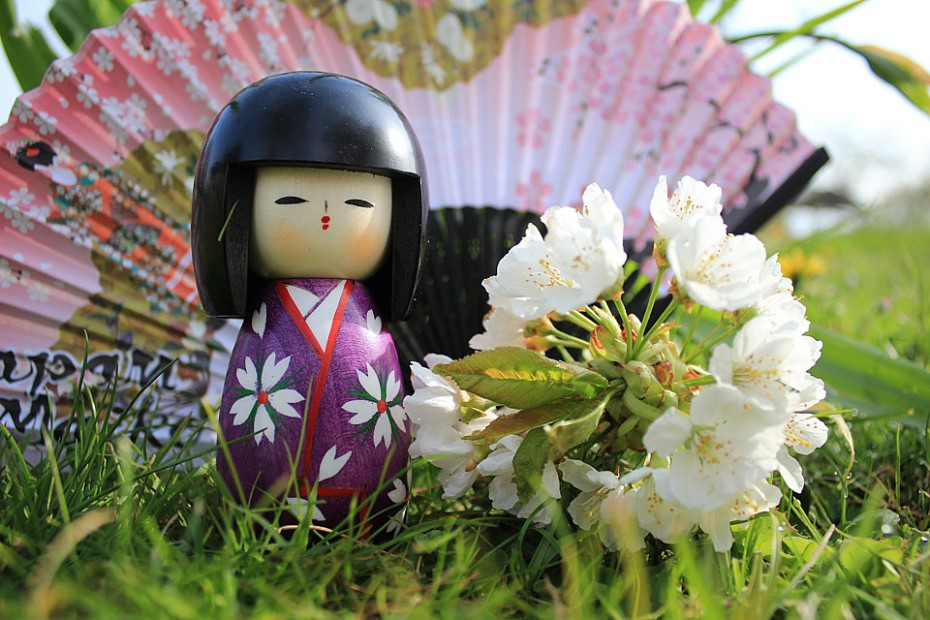 Dřevěná panenka kokeši a vějíř s jarními motivy. Zakoupeno u Fušimi Inari, Kjóto